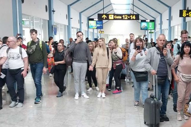 1730650251-tourists-6