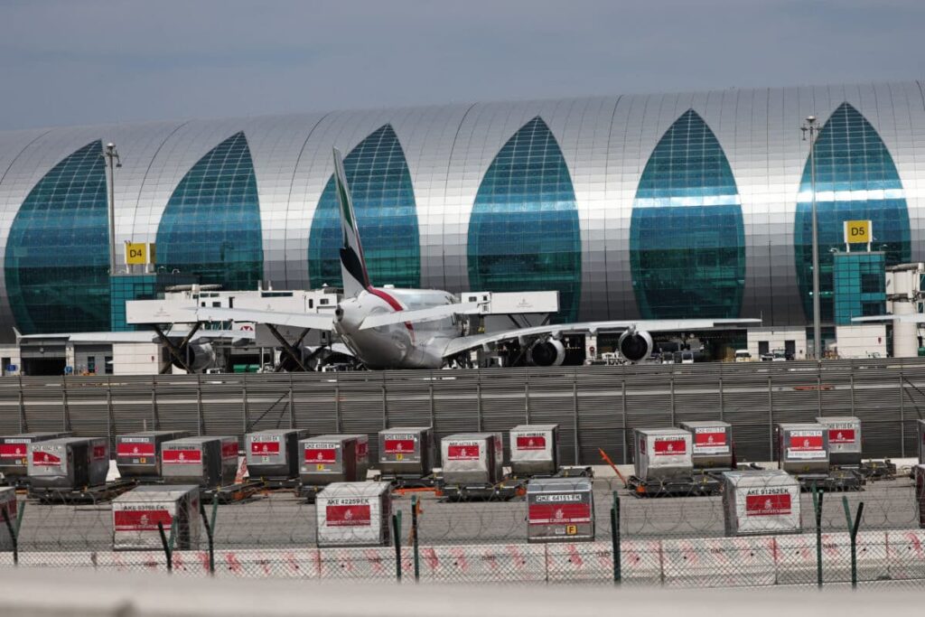 Flights-temporarily-suspended-at-Dubai-International-Airport--1200x800