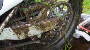 muddy-rear-wheel-of-motocross-bike-covered-with-dirt-and-gra-44HJ5VUBTBGFLCE4MRYK7Y6T3Q