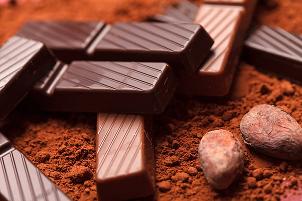 pngtree-chocolate-with-cocoa-beans-cocoa-diet-pile-photo-image_8144738