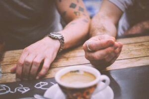 restaurant-hands-people-coffee-e1475698359267