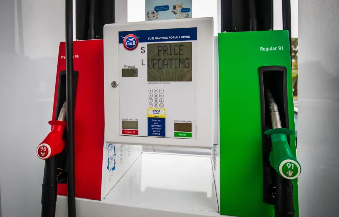 4JRT0X7_Petrol_prices_3_jpg