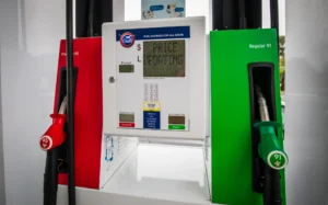 4JRT0X7_Petrol_prices_3_jpg