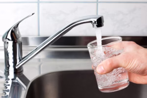 shutterstock_130619210-SSfauct-sink-water-tap-water