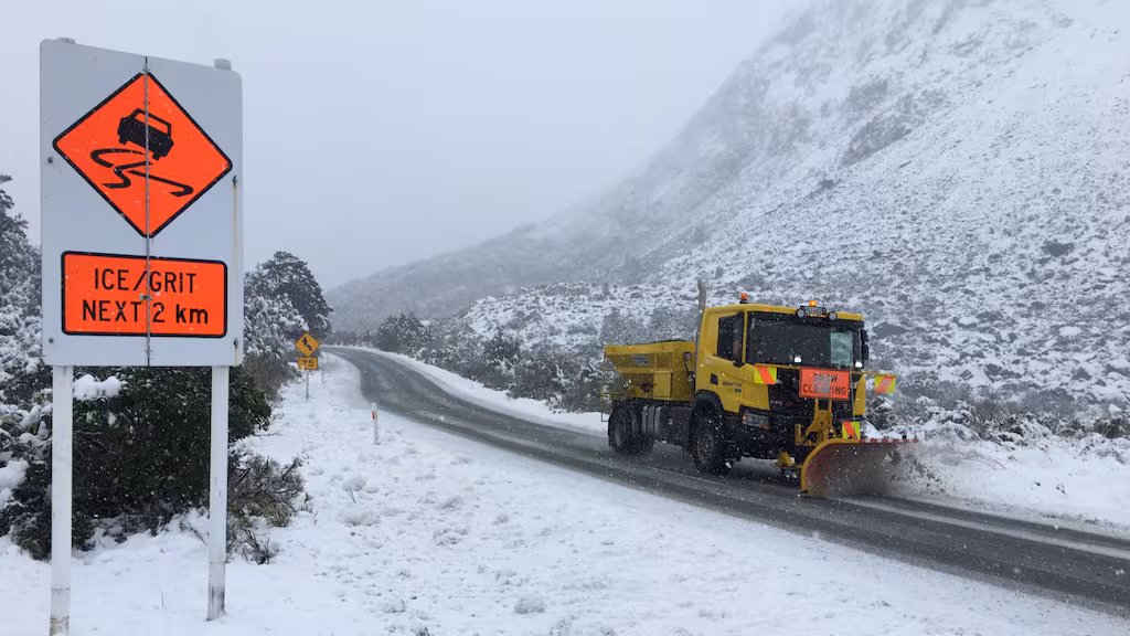 snow-being-cleared-from-a-road-in-the-south-island-source-nz-LMMNLCHOGNAARNDFODLM5ELEEM
